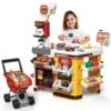 Nina jugando con supermercado de juguete infantil con carrito y caja registradora