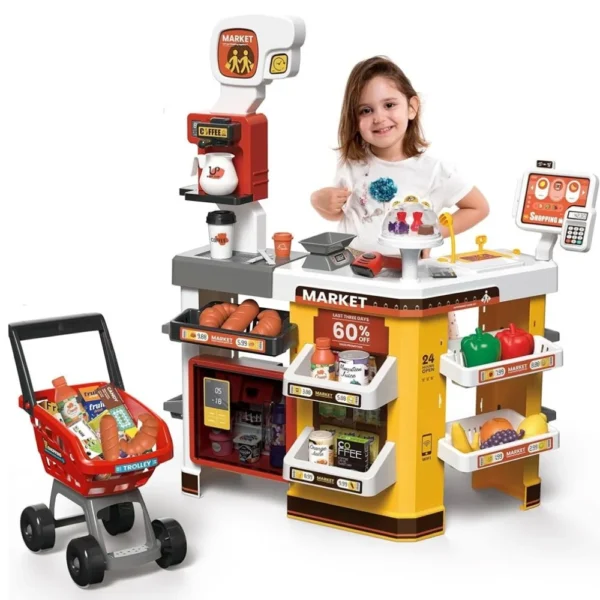 Nina jugando con supermercado de juguete infantil con carrito y caja registradora
